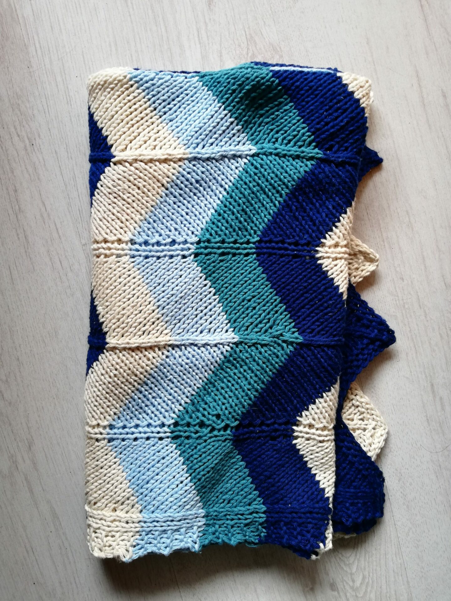 Couverture bébé à chevron au tricot