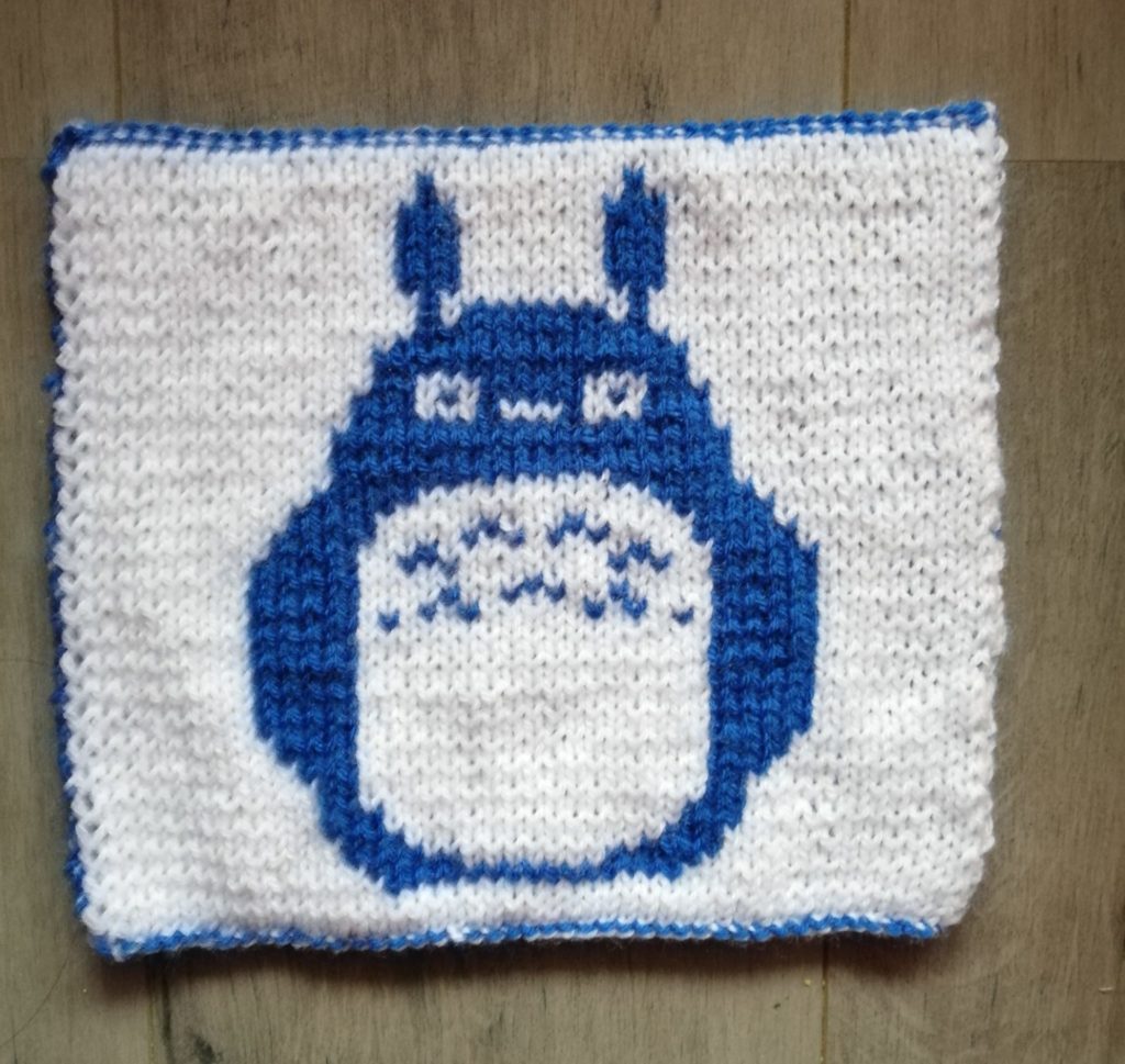 Carré totoro tricot