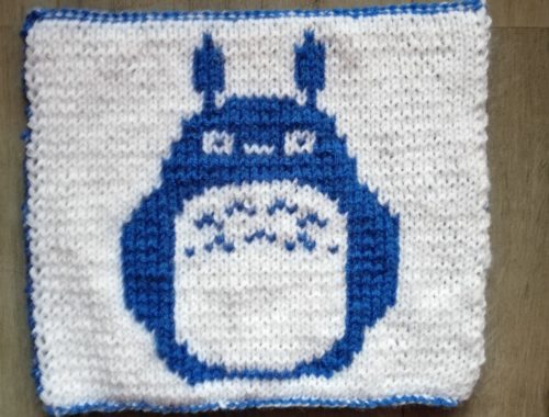 Carré totoro tricot