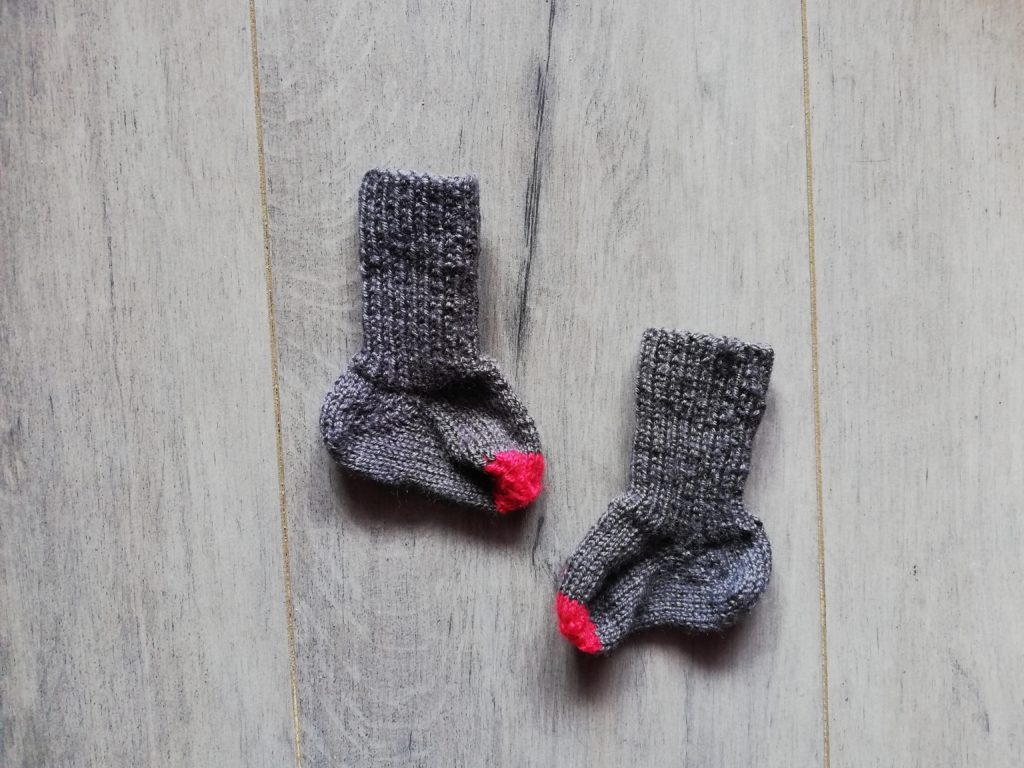 chaussettes tricot bébé dépliées
