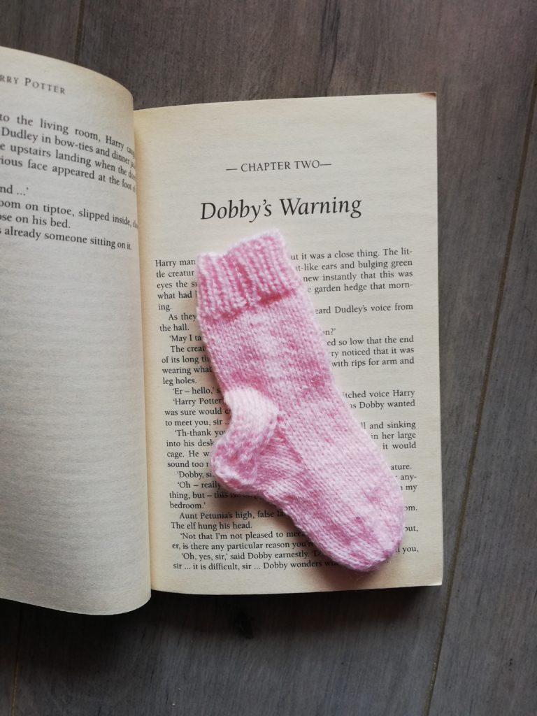 marque page tricot chaussettes dans livre