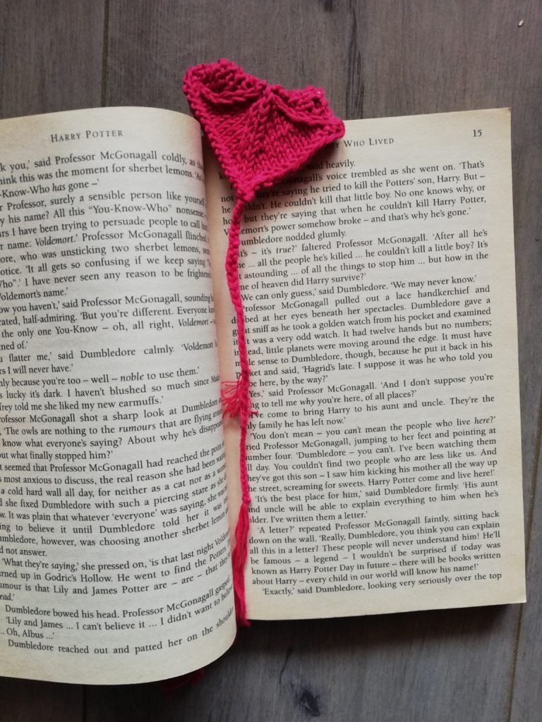Marque page coeur tricot dans livre