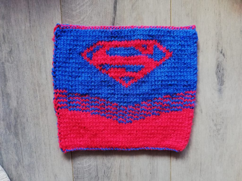 Carré Supergirl au tricot devant