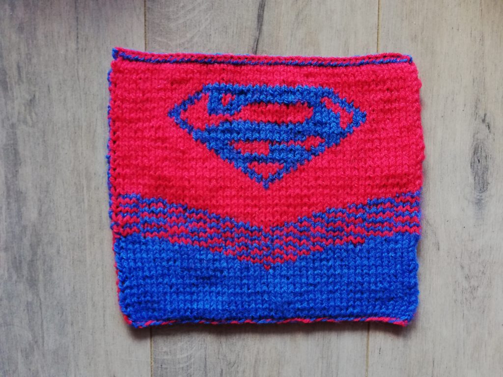 Carré Supergirl au tricot dos
