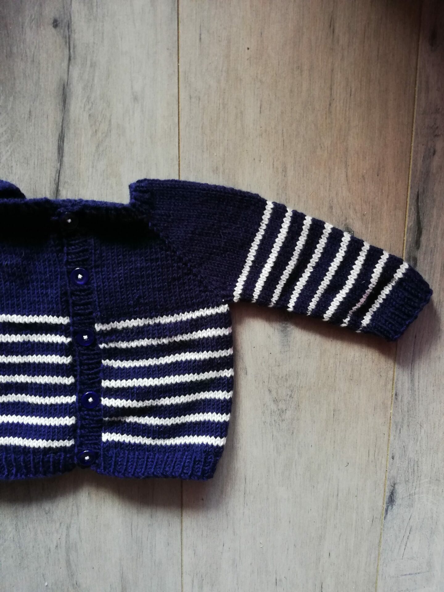 Le Gilet marin pour bébé au tricot - Binge Tricot