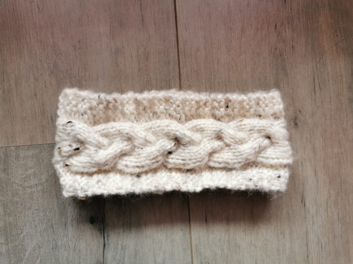 Le bandeau à torsade au tricot Binge Tricot