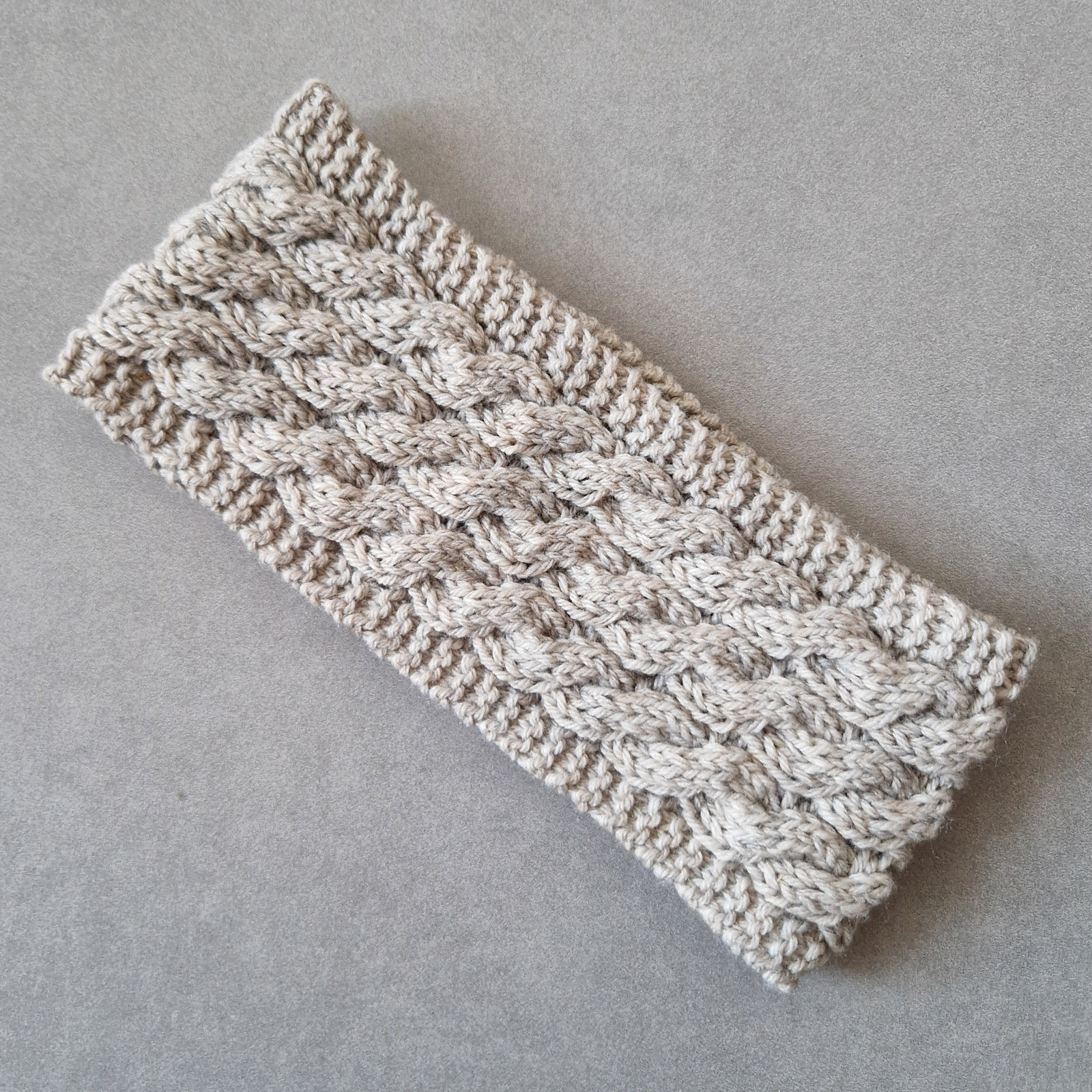 The Ruisseau headband, easy pattern for a knitted cable headband (free) -  Binge Tricot