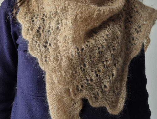 Châle au tricot avec de la dentelle, porté autour du cou