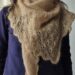 Châle au tricot avec de la dentelle, porté autour du cou