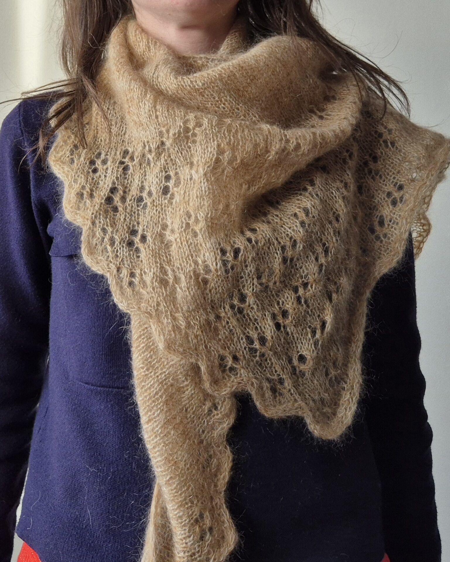 Châle au tricot avec de la dentelle, porté autour du cou