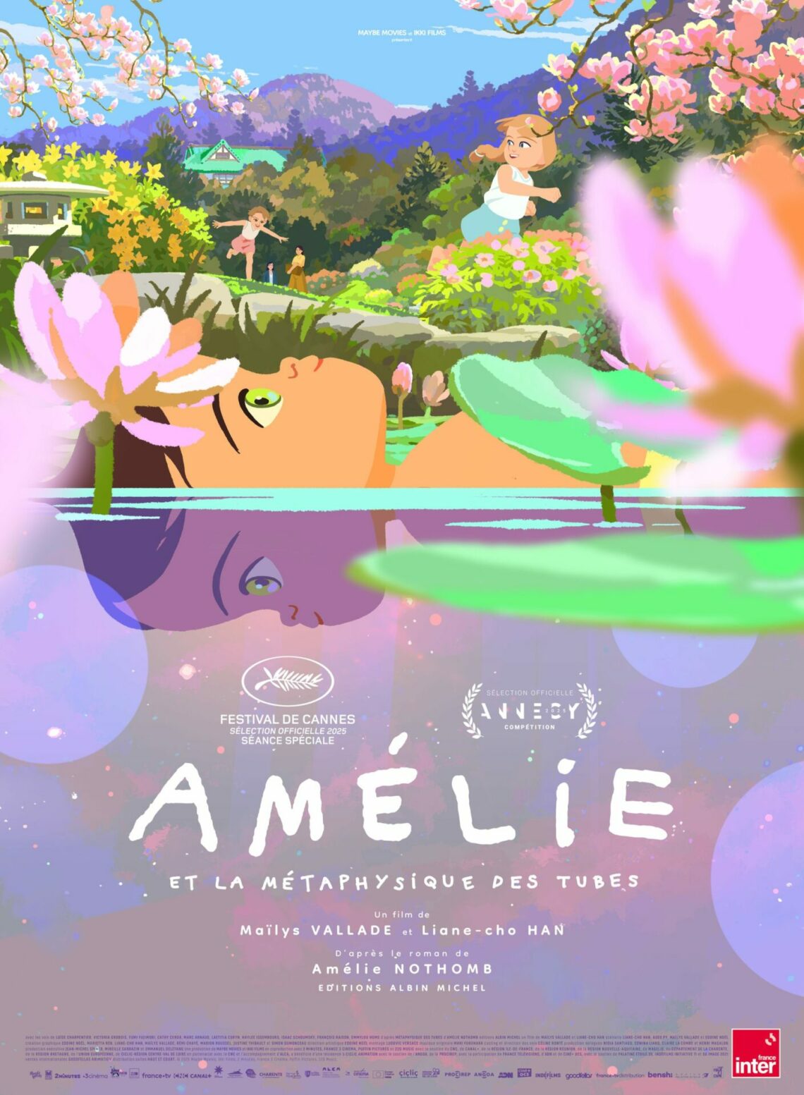 Affiche du film Amélie et la Métaphysique des tubes, avec une petite fille allongée dans un étang japonais.