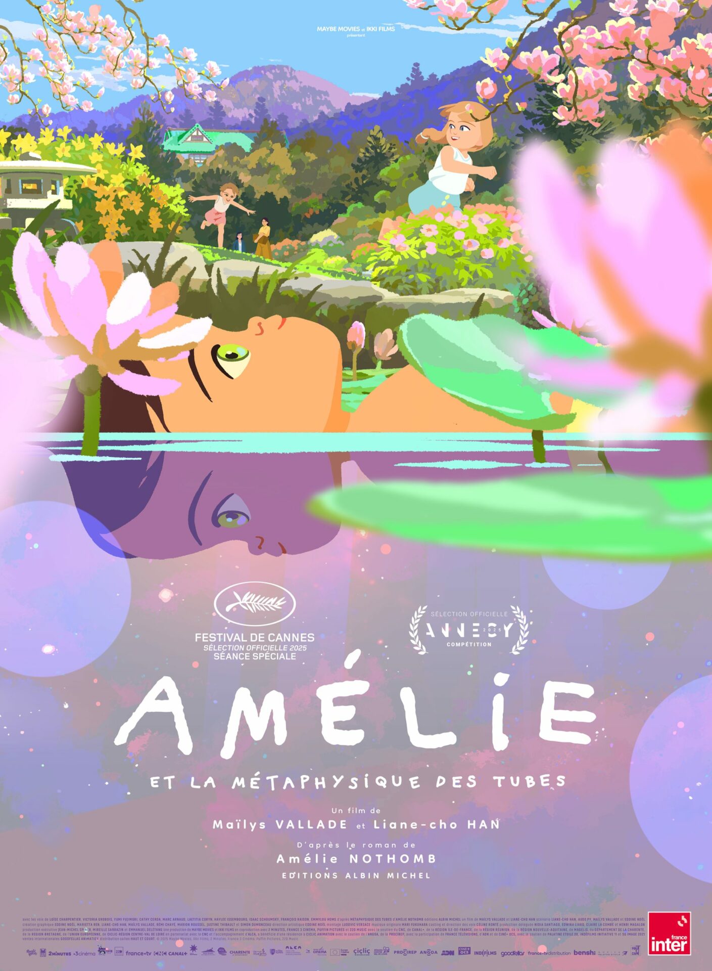 Affiche du film Amélie et la Métaphysique des tubes, avec une petite fille allongée dans un étang japonais.